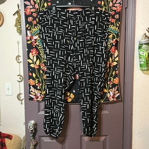 Old Navy XXL slip on dressy casual black and white pants.